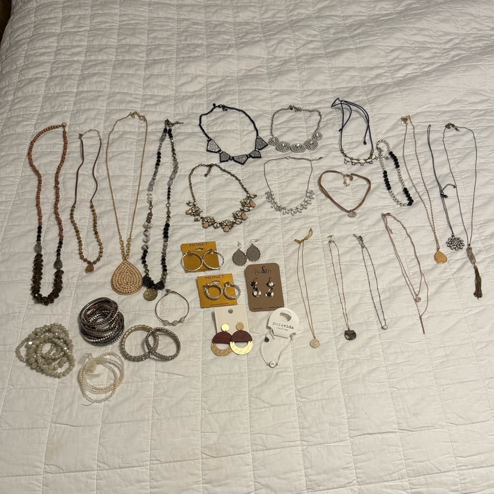 HUGE JEWELRY BUNDLE (A lot new!)